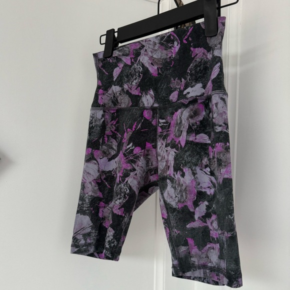 SOLD: π LULULEMON - Bike Shorts - Picture 2 of 8